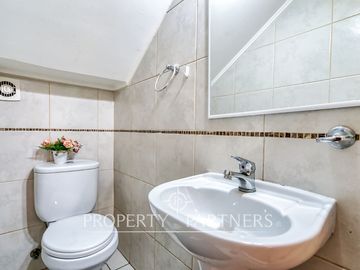 Linda casa en condominio en La Reina. Excelente precio y ubicación.