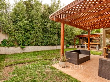 Linda casa en condominio en La Reina. Excelente precio y ubicación.