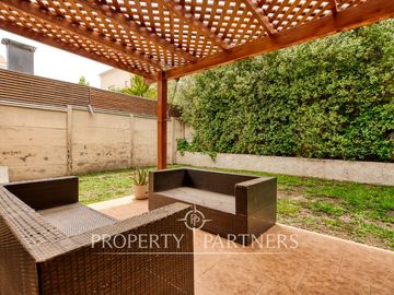 Linda casa en condominio en La Reina. Excelente precio y ubicación.