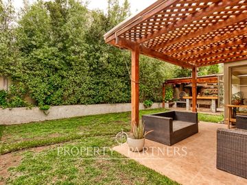 Linda casa en condominio en La Reina. Excelente precio y ubicación.