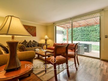 Linda casa en condominio en La Reina. Excelente precio y ubicación.