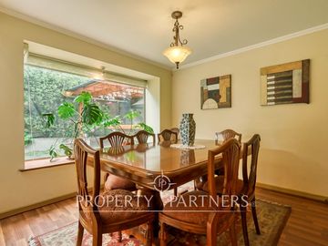 Linda casa en condominio en La Reina. Excelente precio y ubicación.