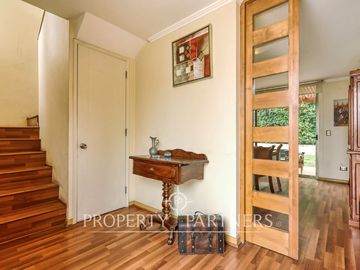 Linda casa en condominio en La Reina. Excelente precio y ubicación.