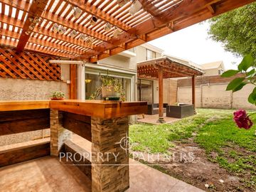 Linda casa en condominio en La Reina. Excelente precio y ubicación.