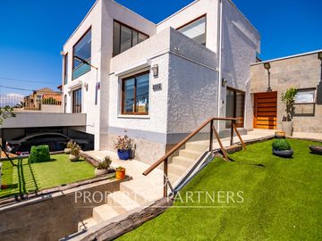 Cómoda y Amplia  Casa  estilo Mediterráneo en Avenida Principal Gabriela Mistral