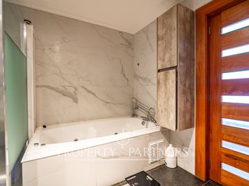 Cómoda y Amplia  Casa  estilo Mediterráneo en Avenida Principal Gabriela Mistral