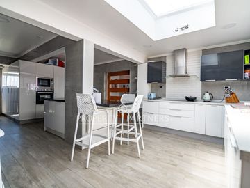 Cómoda y Amplia  Casa  estilo Mediterráneo en Avenida Principal Gabriela Mistral