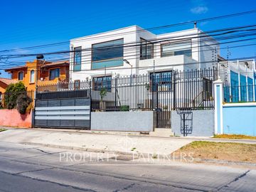 Cómoda y Amplia  Casa  estilo Mediterráneo en Avenida Principal Gabriela Mistral
