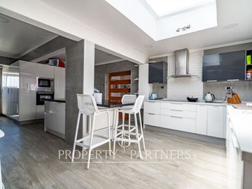 Cómoda y Amplia  Casa  estilo Mediterráneo en Avenida Principal Gabriela Mistral