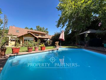 Amplia y encantadora casa en exclusivo condominio en Camino Los Fresnos