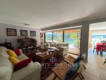 Amplia y encantadora casa en exclusivo condominio en Camino Los Fresnos