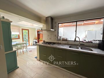 Amplia y encantadora casa en exclusivo condominio en Camino Los Fresnos