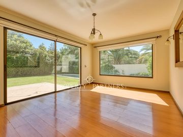 Casa estilo Provenzal en Golf de Manquehue, cercana a  Santiago College y Everest