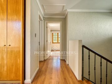Casa estilo Provenzal en Golf de Manquehue, cercana a  Santiago College y Everest