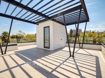 Espectacular y moderno Townhouse Nor/Oriente ubicado en barrio residencial, Las Condes