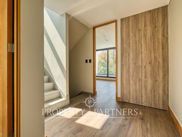 Espectacular y moderno Townhouse Nor/Oriente ubicado en barrio residencial, Las Condes