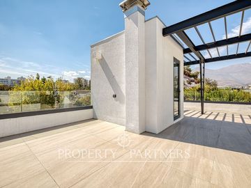 Espectacular y moderno Townhouse Nor/Oriente ubicado en barrio residencial, Las Condes