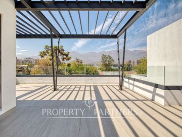 Espectacular y moderno Townhouse Nor/Oriente ubicado en barrio residencial, Las Condes
