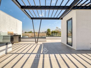 Espectacular y moderno Townhouse Nor/Oriente ubicado en barrio residencial, Las Condes
