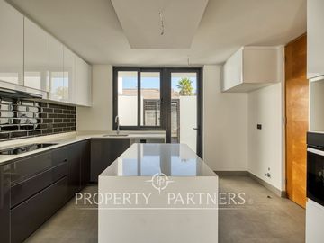 Espectacular y moderno Townhouse Nor/Oriente ubicado en barrio residencial, Las Condes