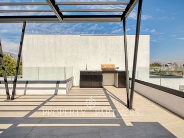 Espectacular y moderno Townhouse Nor/Oriente ubicado en barrio residencial, Las Condes