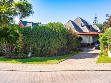 Linda Casa en Venta en Condominio en Avda. Cisternas
