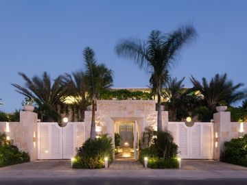 CASA EN VENTA FRENTE A LA PLAYA DE LUJO EN CANCUN 6 RECAMARAS COLDWELL BANKER