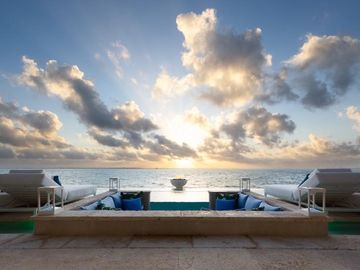CASA EN VENTA FRENTE A LA PLAYA DE LUJO EN CANCUN 6 RECAMARAS COLDWELL BANKER