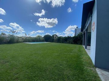 Venta Casa 4 ambientes con Pileta y Jardin en La Horqueta de Echeverria