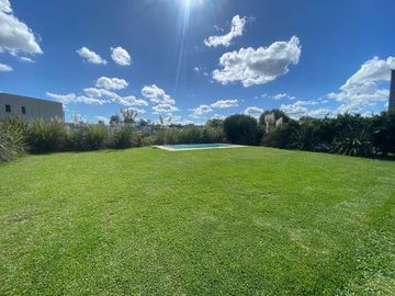 Venta Casa 4 ambientes con Pileta y Jardin en La Horqueta de Echeverria