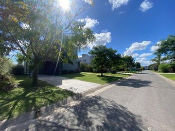Venta Casa 4 ambientes con Pileta y Jardin en La Horqueta de Echeverria