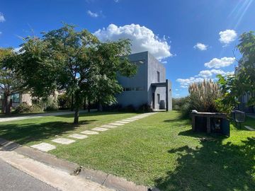 Venta Casa 4 ambientes con Pileta y Jardin en La Horqueta de Echeverria