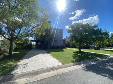 Venta Casa 4 ambientes con Pileta y Jardin en La Horqueta de Echeverria