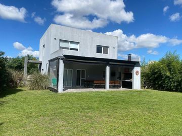 Venta Casa 4 ambientes con Pileta y Jardin en La Horqueta de Echeverria