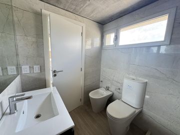 Venta - Departamento de dos dormitorios con balcón y amenities en Condominios Bagua, Funes