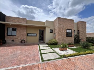 Hermosa casa nueva de UN PISO esquinera en Fagua Chía