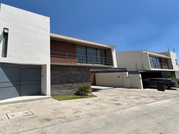 HERMOSA CASA EN VENTA LOMAS DEL MOLINO