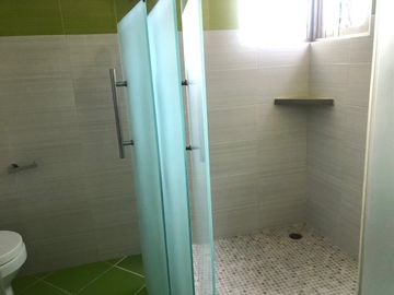 CASA EN VENTA, CONDADO DE SAYAVEDRA, VIGILANCIA Y JARDÍN.