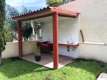 CASA EN VENTA, CONDADO DE SAYAVEDRA, VIGILANCIA Y JARDÍN.