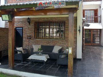 Casa  en Venta Villa Sarmiento / Moron (A120 3735)