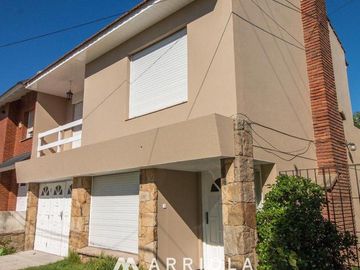 Chalet 4 amb. Garage Trotadora. Zona Constitución