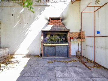 Casa en venta apta crédito. 5 amb con jardín y jardín de invierno en Olivos