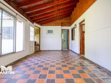 Casa en venta apta crédito. 5 amb con jardín y jardín de invierno en Olivos