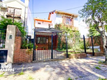 Casa en venta apta crédito. 5 amb con jardín y jardín de invierno en Olivos