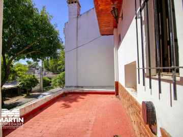 Casa en venta apta crédito. 5 amb con jardín y jardín de invierno en Olivos