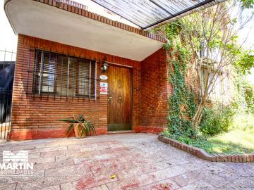 Casa en venta apta crédito. 5 amb con jardín y jardín de invierno en Olivos