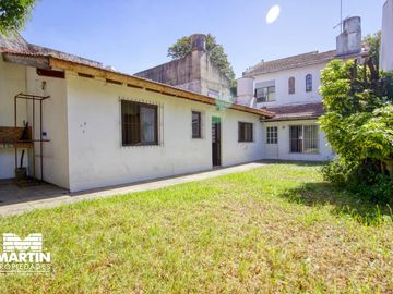 Casa en venta apta crédito. 5 amb con jardín y jardín de invierno en Olivos