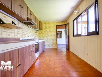 Casa en venta apta crédito. 5 amb con jardín y jardín de invierno en Olivos