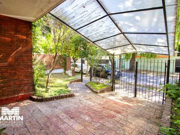 Casa en venta apta crédito. 5 amb con jardín y jardín de invierno en Olivos