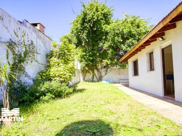 Casa en venta apta crédito. 5 amb con jardín y jardín de invierno en Olivos